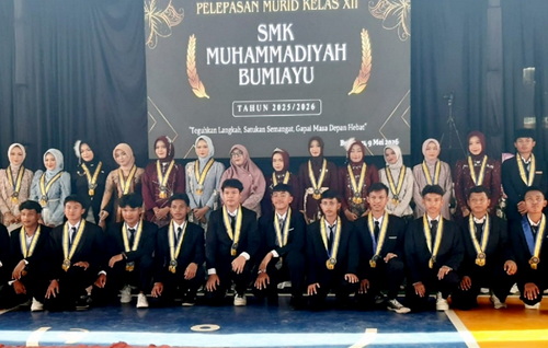 Para siswa berprestasi mendapatkan penghargaan dari sekolah. (ist)