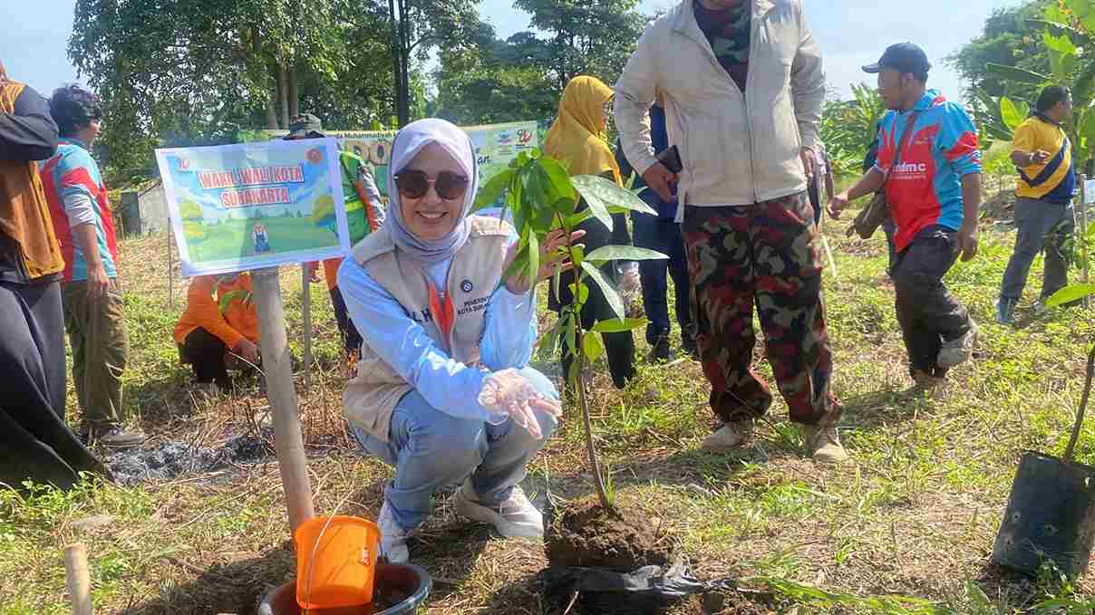 Milad ke-94, Pemuda Muhammadiyah Surakarta Tanam Pohon di Bengawan Solo