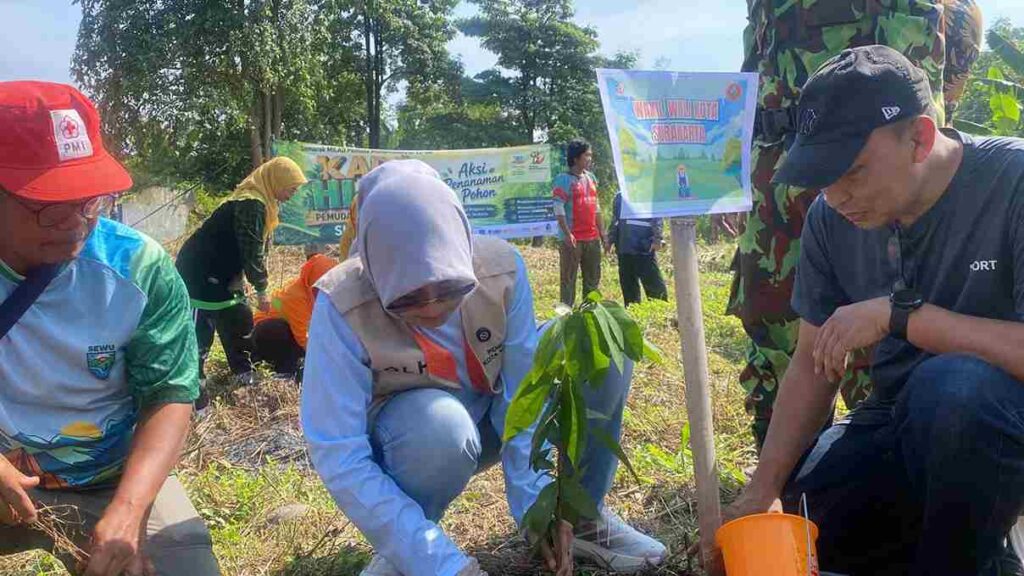 Milad ke-94, Pemuda Muhammadiyah Surakarta Tanam Pohon di Bengawan Solo