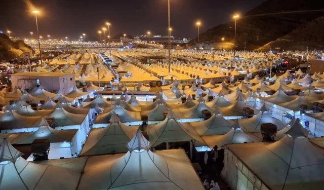 Tenda-tenda di Mina berderet penuh di waktu malam. (ist)