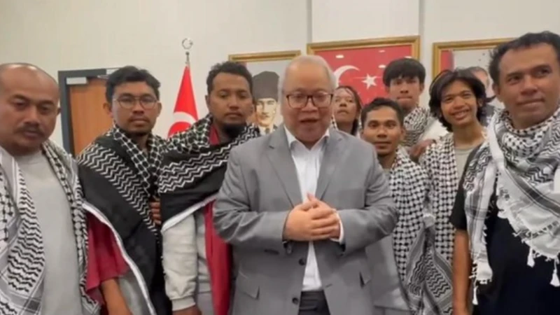 Sembilan WNI relawan Global Sumud Flotilla tiba di Istanbul dan disambut Kepala Perwakilan Konsul Jenderal RI di Istanbul, Darianto Harsono. (ist)