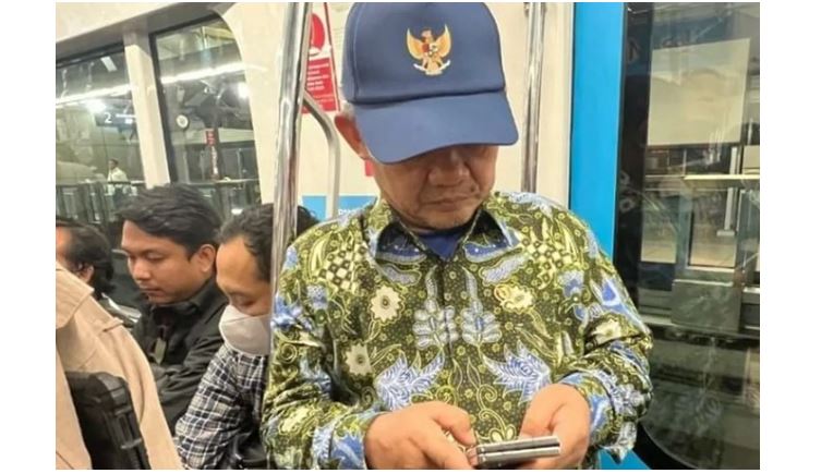 Mendikdasmen Abdul Mu'ti berdiri di gerbong KRL. (Twitter/@nabanmudrik)