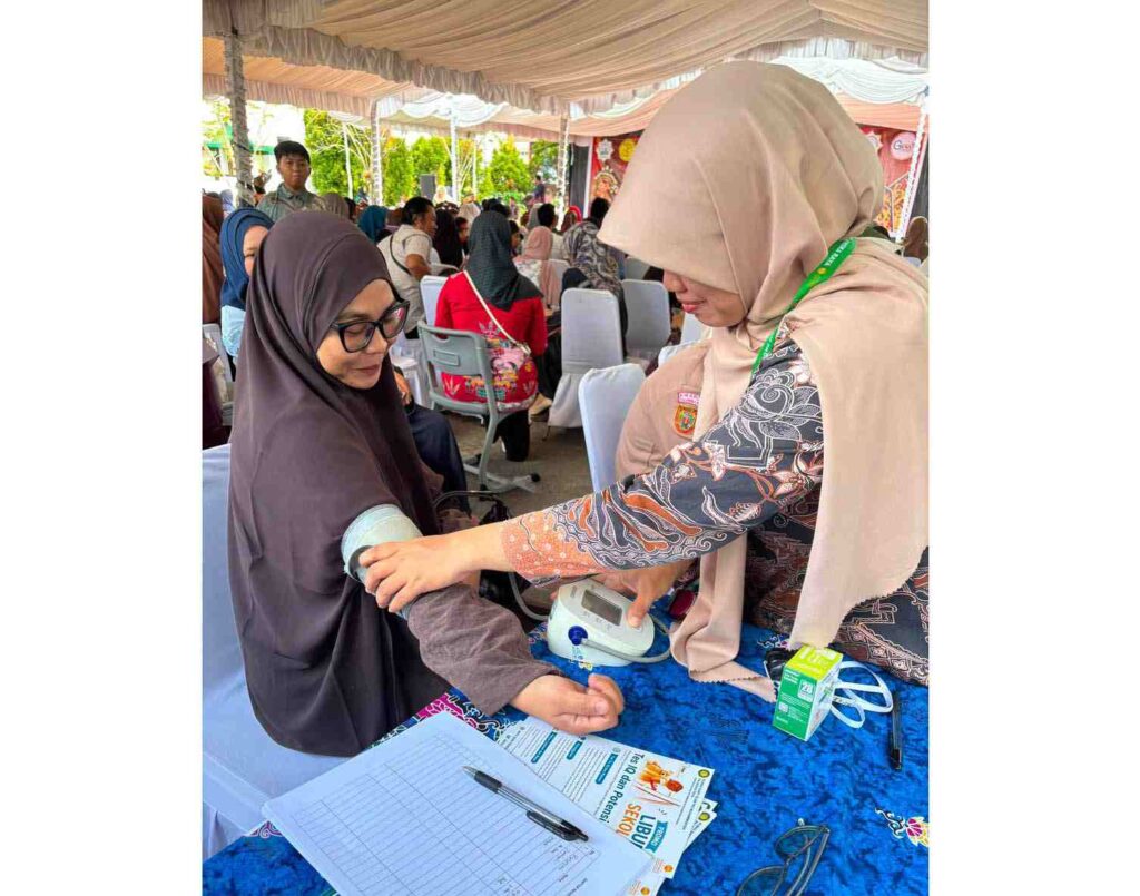 Layanan Pemeriksaan Kesehatan Semarakkan Gelar Pentas Seni dan Bulan Bahasa SD Islam Darussalam Palangka Raya