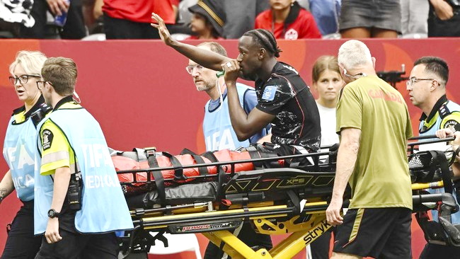 Pemain Kanada Ismael Kone ditandu karena cedera patah tulang kaki. (reuters)