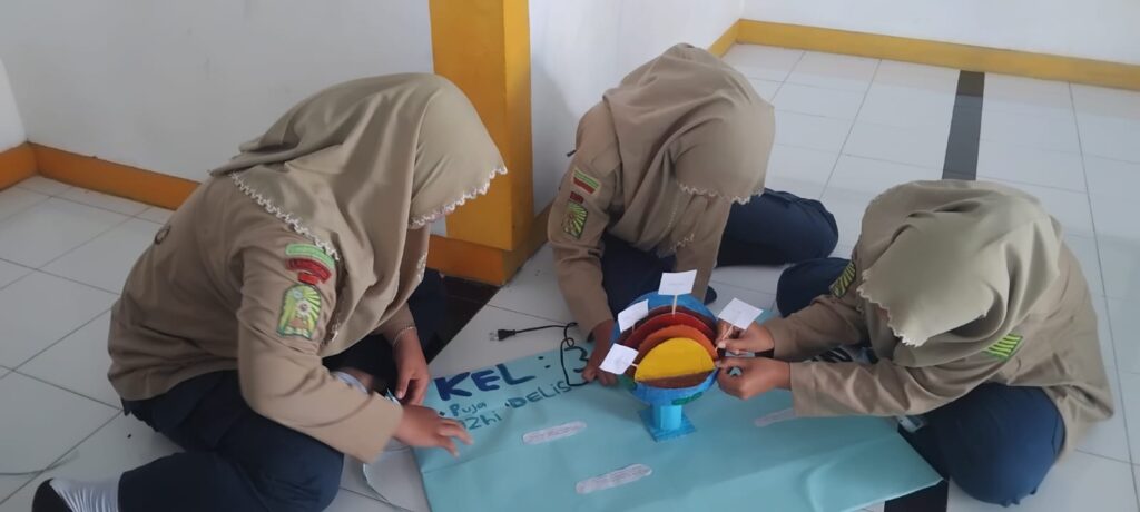 Kreativitas dan Sains Berpadu dalam Pembuatan Model Struktur Bumi di MTsM 4 Bulubrangsi