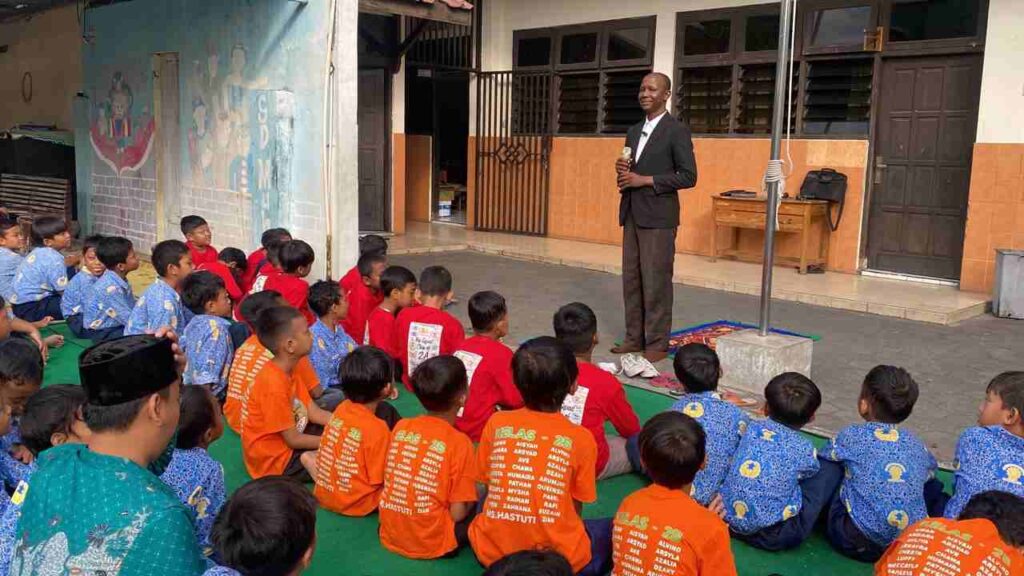 Mahasiswa Nigeria Isi Tausyiah Jumat Religi SDM 24 Gajahan