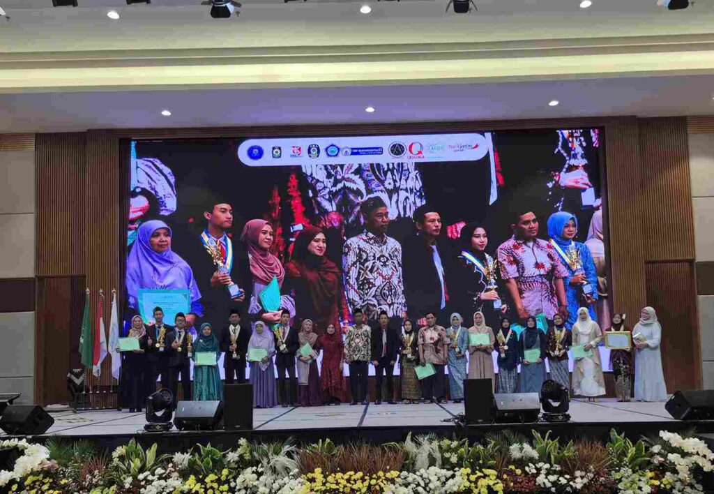 Melangkah Menggapai Mimpi, Ratusan Siswa Angkatan 43 SMP Muhammadiyah 15 Surabaya Resmi Diwisuda