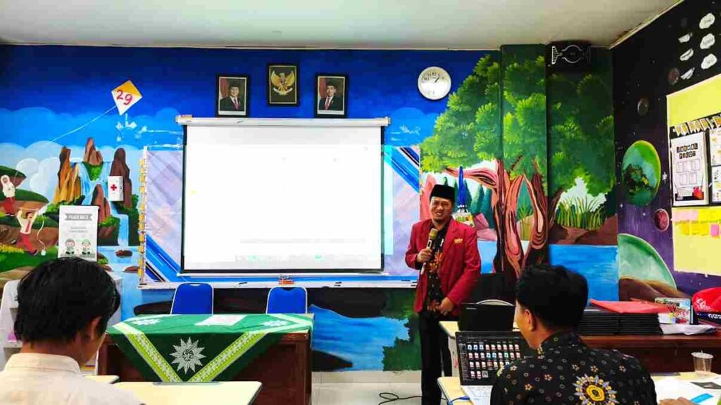 Perkuat AIK Guru, Mahasiswa Program Doktor UMM Gelar Pengabdian di SD Muhammadiyah 29 Surabaya