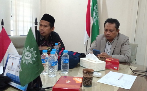 Dua pimpinan LHKP tampak serius dalam rapar kerja untuk membuat kebijakan terkait pembangunan Kota Surabaya. (ist)