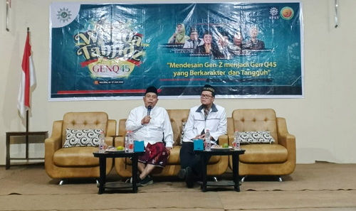 Dr. H. M. Ridwan, M.Pd. (kiri) saat memberikan wasiat pada para wisudawan.(foto:Adi Purnomo)