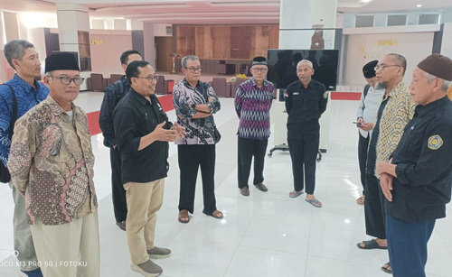 Peninjauan ruangan untuk acara pembukaan dan penutupan fashmu jatim 2026. (nun)