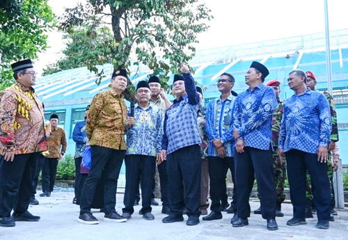 Sekretaris Umum PP Muhammadiyah, Abdul Mu'ti saat meninjau langsung renovasi Mts. Muhammadiyah 4 Bulu. (ist)