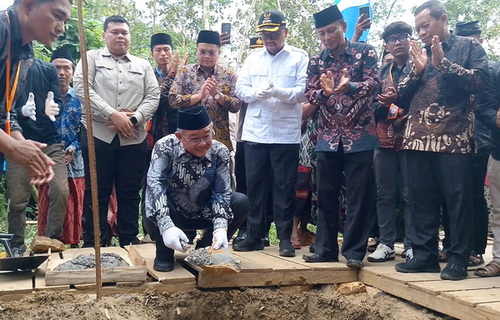 Mendikdasmen Abdul Mu'ti, saat peletakan batu pertama pembangunan jembatan di Sampang, Madura. (ist)