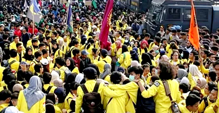 Ketika Perhatian Publik Terserap pada Demonstrasi: Apa yang Perlu Tetap Diawasi?