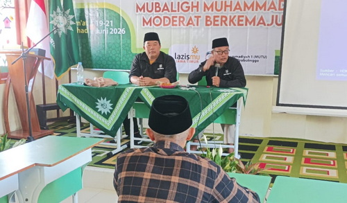 KH Abdul Basith, sedang menya,paikan materinya. (nun)