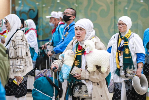 Para jemaah haji di bandara Madinah akan terbang menuju Tanah Air. (ist)