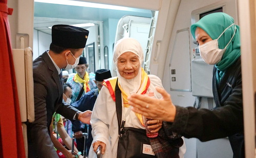 Jemaah haji mendapatkan layanan dari awak kabin pesawat. (ist)