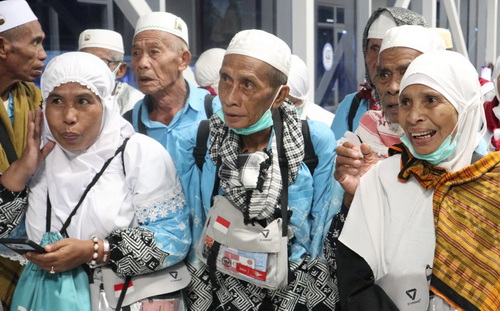 Jemaah haji lansia siap-siap menaiki pesawat yang akan membawa ke tanah air. (ist)