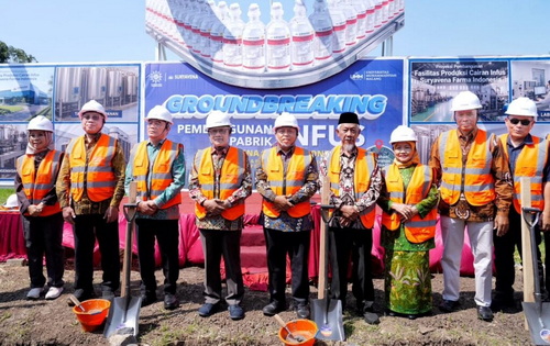 Ketua Umum PP Muhammadiyah dan sejumlah petinggi di PP Muahmmadiyah dan PWM Jatim, melakukan peletakan baru pertama pembangunan PT Suryavena Farma Indonesia. (ist)