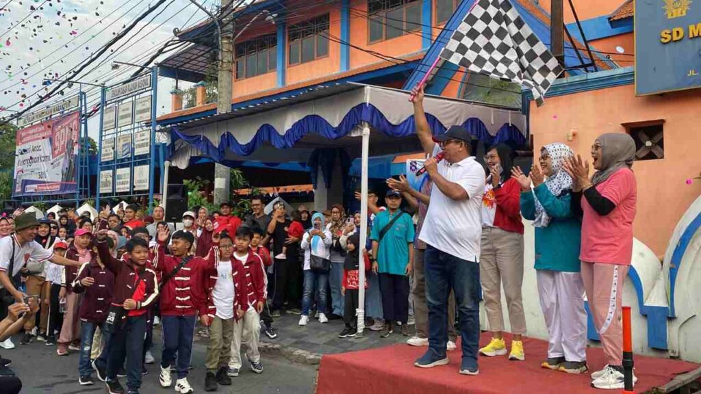 Jalan Sehat Keluarga Meriahkan Family Day SD Muhammadiyah 1 Ketelan Surakarta
