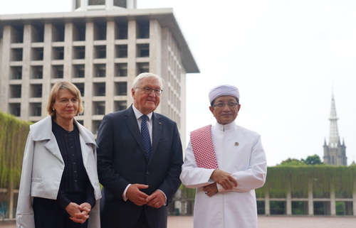 Menteri Agama Nasaruddin Umar (kanan), bersama Presiden Republik Federal Jerman Frank-Walter Steinmeier (tengah) dan Ibu Negara Elke Büdenbender (kiri) di Istiqlal, Jakarta. (ist)