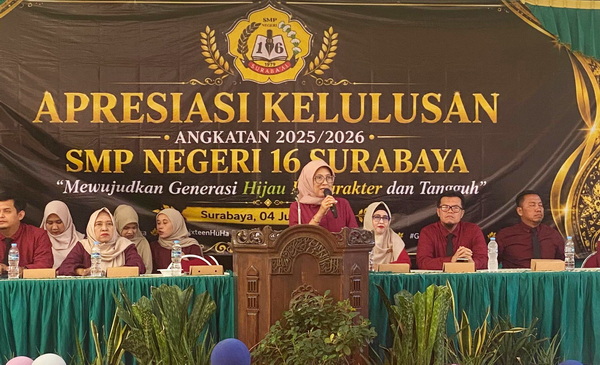 Kepala SMP Negeri 16 Surabaya, Dra. Fadjadijah Nurulita, M.Pd. memberikan pesan pada para siswa. (ist)