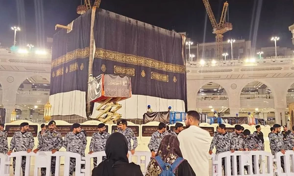 Proses pergantian kiswah Kakbah dijaga puluhan petugas Askar. (ist)