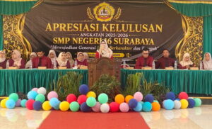 Ketua Komite SMP Negeri 16 Surabaya memberikan sambutan. (Ist)