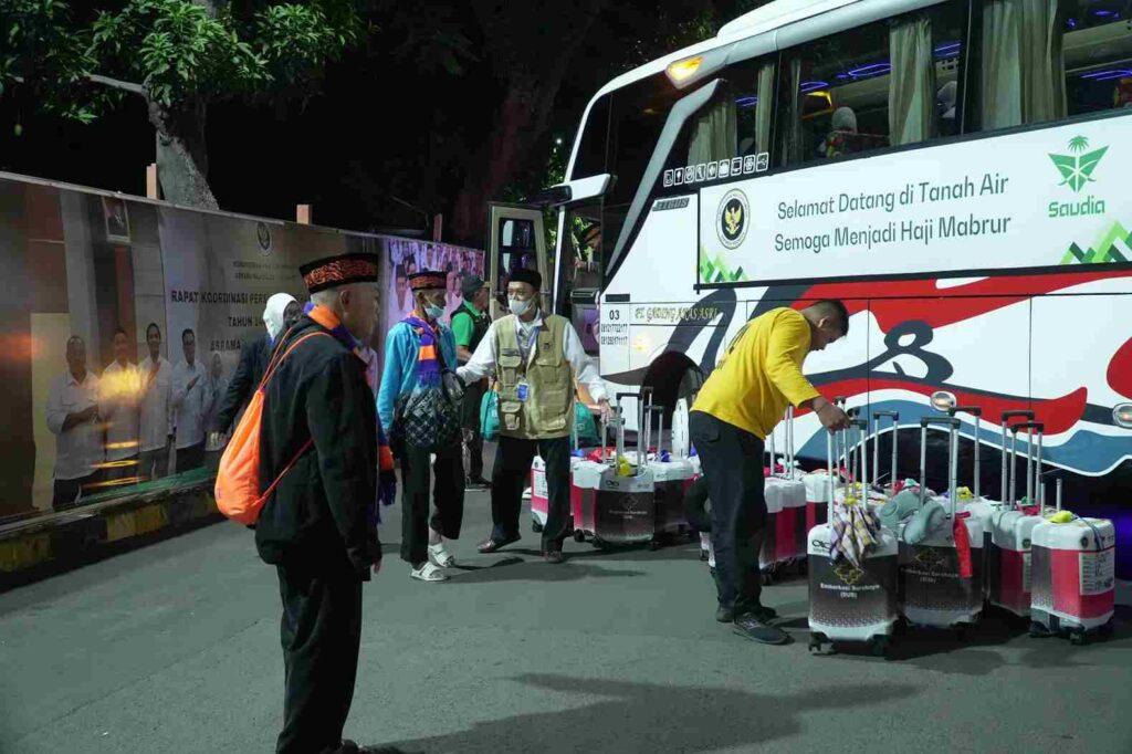 342 Jemaah Haji KBIHU Labbaik RSM Lamongan Tiba, Disambut Syahdu dengan Salat Shubuh Berjamaah