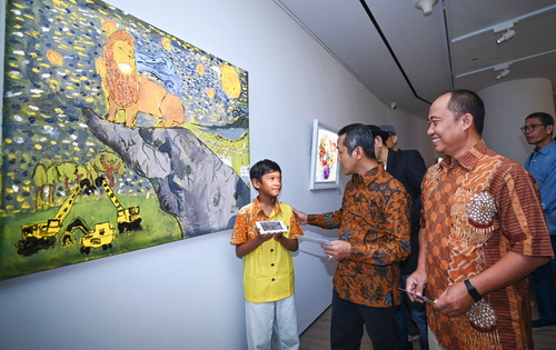 Wamendikdasmen, Fajar Riza Ul Haq, berdialog dengan pelukis anak, dalam pameran lukisan bertajuk “Anak Dalam Lintasan Waktu” di Jakarta. (ist)