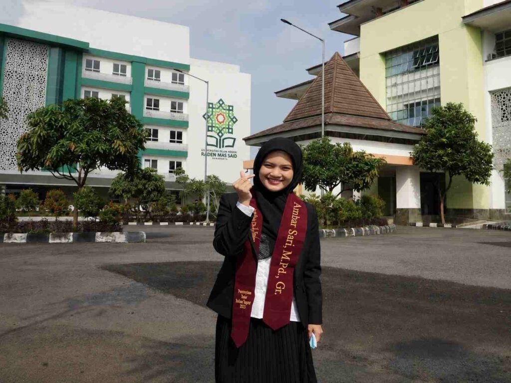Guru Bahasa Inggris SMP Muhammadiyah Imam Syuhodo Raih Gelar Magister Pendidikan