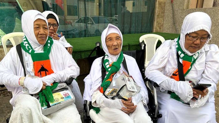 Hati Mbah Marsiyah (tengah) sudah marem karena berhasil menyelesaikan ibadah haji di Tanah Suci pada usia 104 tahun. (ist)