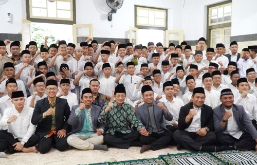 Menag Nasaruddin Umar bersama para pengurus dan santri Madrasah Mu’allimin Muhammadiyah Yogyakarta. (ist)