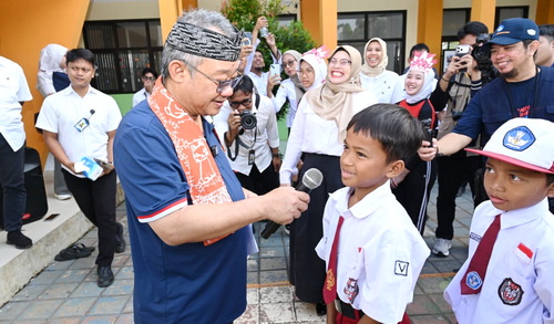 Mendikdasmen Abdul Mu'ti mengajak dialog murid SD yang sekolahnya telah direvitalisasi. (ist)