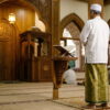Salat Sambil Membaca Mushaf, Bolehkah?