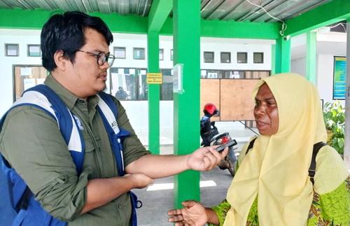 Mama Siti Nekwek saat diwawancarai wartawan. (ist)