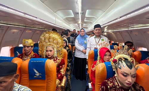 Sebanyak 20 pasangan nikah bareng dan prosesinya di dalam kabin pesawat. (ist)