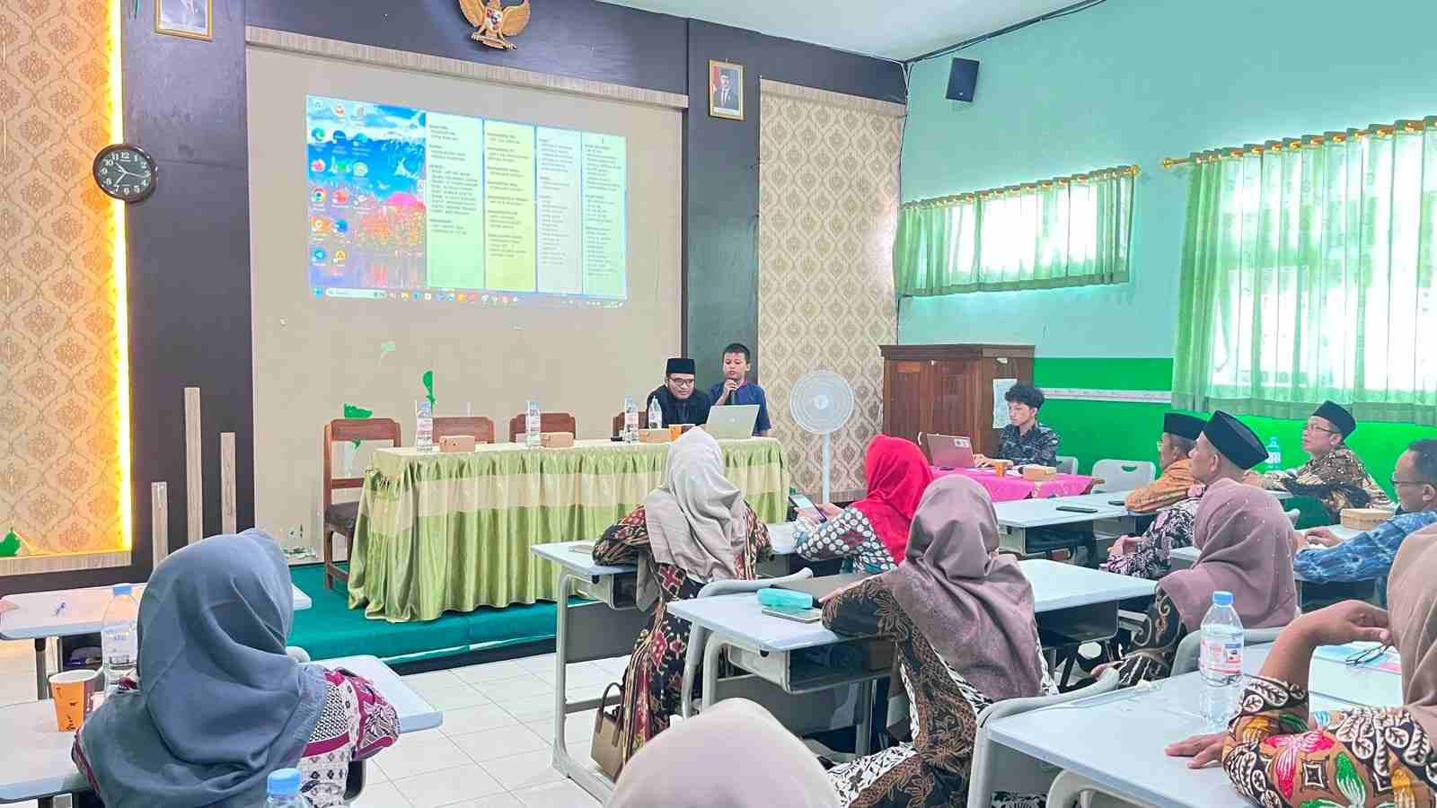 Guru MIN Kota Blitar Antusias Pelajari Bahasa Arab dan Kepenulisan dengan Metode Alam