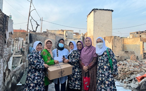 Pengurus Rumah Sakinah Muhammadiyah menyalurkan bantuan untuk korban kebakaran Kemayoran. (ist)