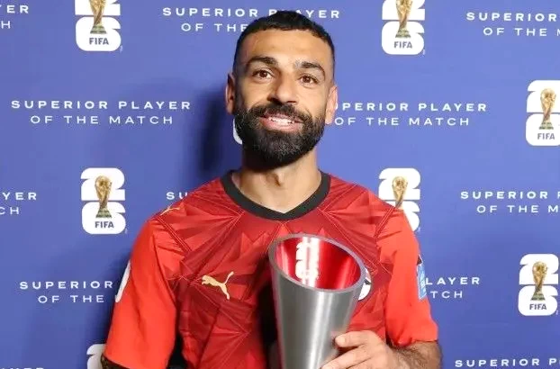 Pemain Timnas Mesir, Mohamed Salah, dengan penghargaan Pemain Terbaik dalam Pertandingan di depan papan logo tanpa sponsor minuman beralkohol. (Foto: FIFA)