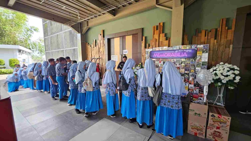Siswa Bilingual Class Spemlibels Kuasai Seni Jago Ngomong di HUT Suara Surabaya