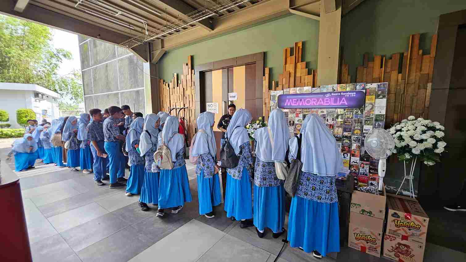Siswa Bilingual Class Spemlibels Kuasai Seni Jago Ngomong di HUT Suara Surabaya