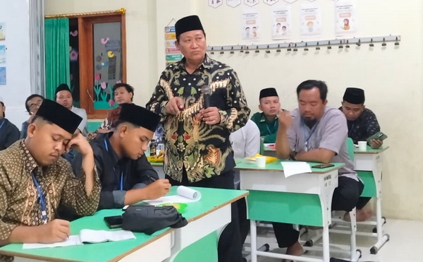 Wakil Ketua Pimpinan Wilayah Muhammadiyah (PWM) Jawa Timur, M. Sholihin Fanani, saat memberikan materi.