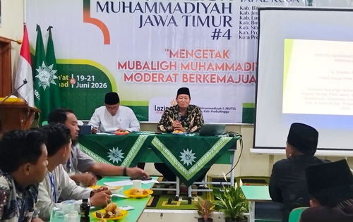 Wakil Ketua Majelis Tabligh Pimpinan Wilayah Muhammadiyah (PWM) Jawa Timur, KH Sholihin Fanani saat memberikan materi pada peserta AMM.