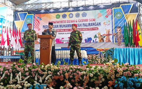 Sholihin Fanani saat memberikan wejangan para para wisudawan. (ist)