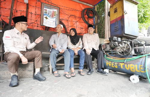 Wamenhaj Dahnil Anzar Simanjuntak (kiri) saat mengunjungi lapak tambal ban Sulaji di Kota Semarang. (ist)