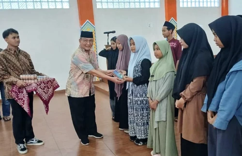 Penyerahan telormoe hasil ternak difabel binaan Muhammadiyah, pada penghuni panti. (ist)