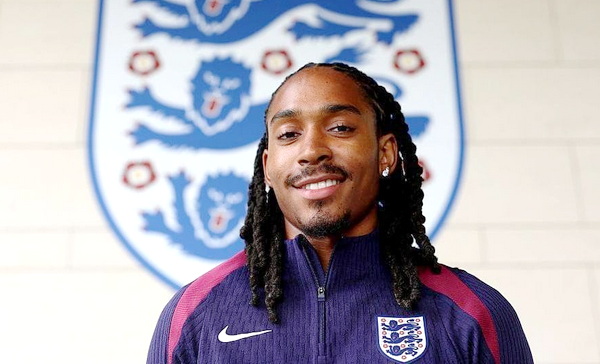 Djed Spence, menjadi pemain Muslim pertama yang memperkuat Timnas Inggris dalam ajang Piala Dunia FIFA. (Foto: BBC)