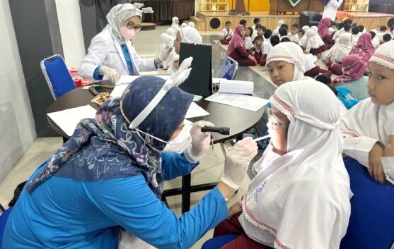 Pengabdian masyarakat berupa pemeriksaan gigi anak oleh Umsida. (ist)