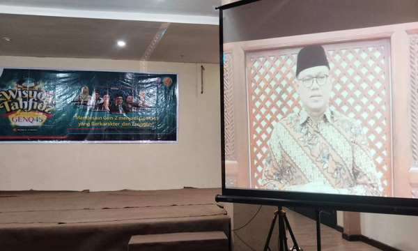 Dr. H. Mariman Darto, M.M., memberikan pesan inspiratif kepada para santri melalui saluran video. (ist)